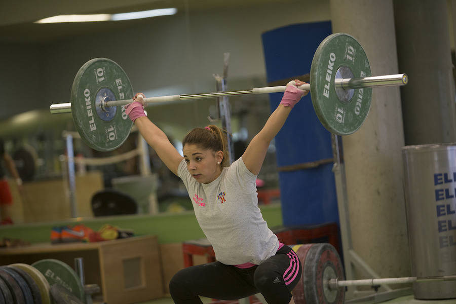 El equipo femenino de halterofilia se prepara para el Europeo