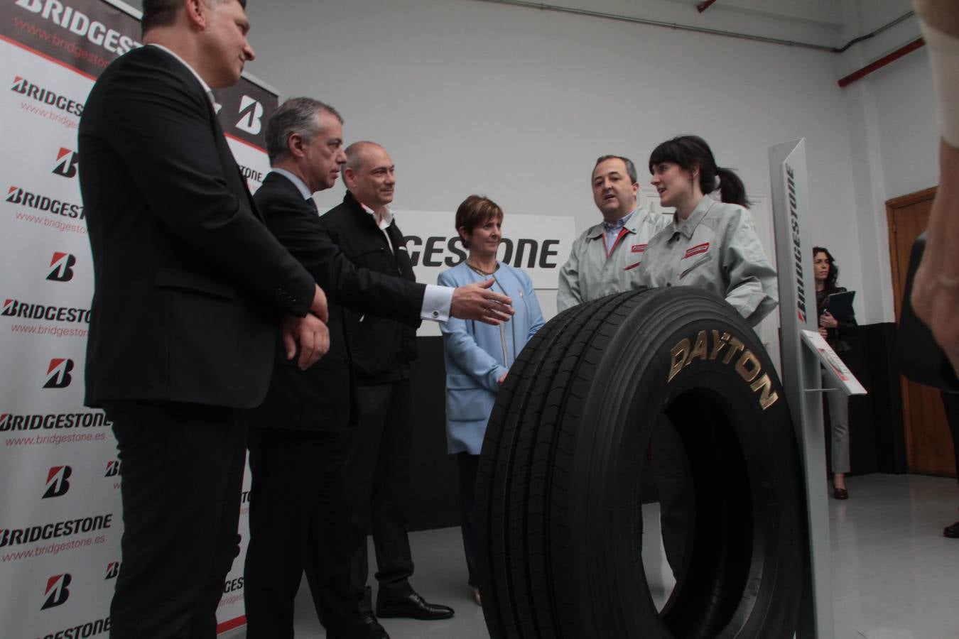 Urkullu y Tapia visitan la planta de Bridgestone de Basauri