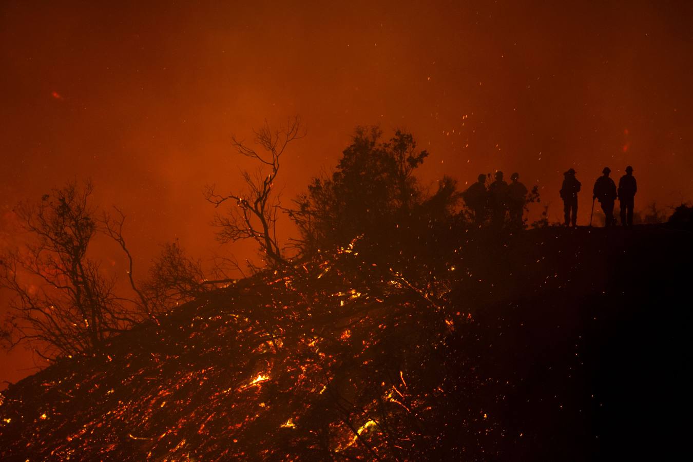 Un impresionante incendio en Santa Bárbara pone en alerta a Los Ángeles y Orange