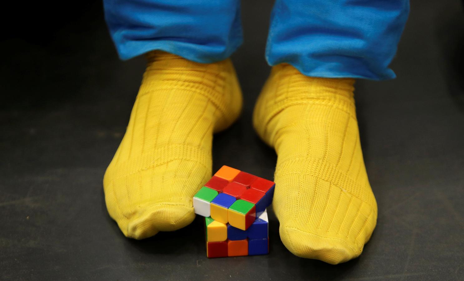 ¿Resolver un cubo de Rubik con los pies?