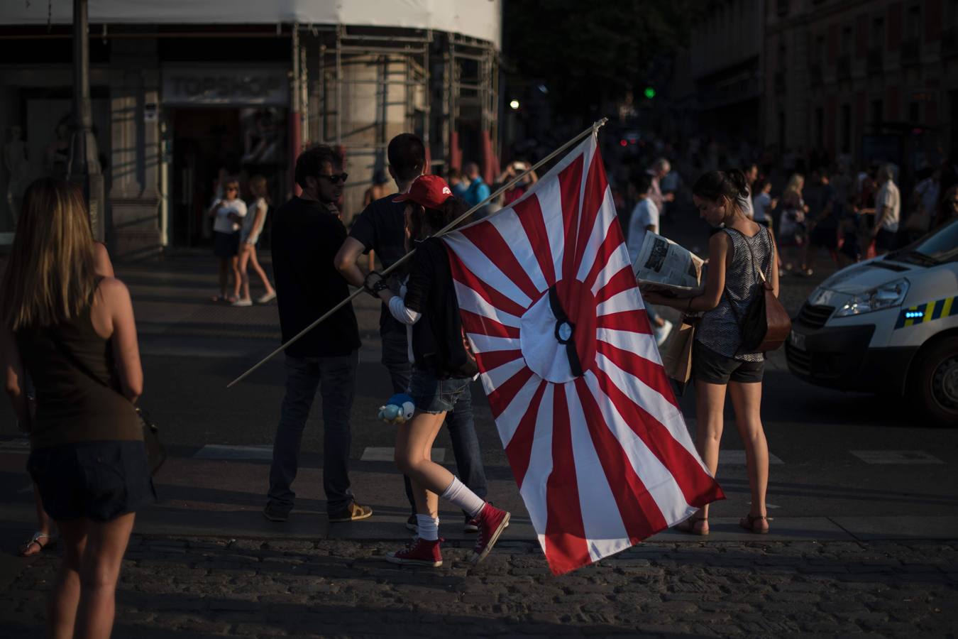 Miles de entrenadores pokémon abarrotan la Puerta del Sol y el parque El Retiro, en Madrid