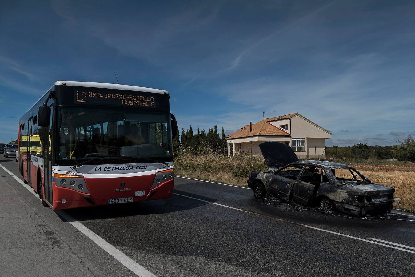 Un hombre en estado grave tras intentar salvar a su perro de un coche en llamas