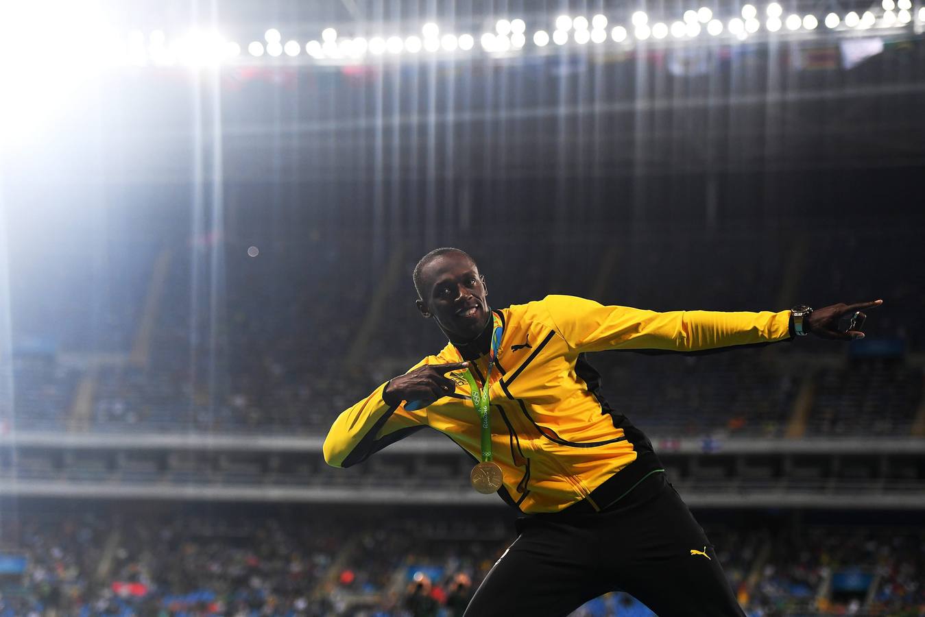 Bolt recibe su medalla de los 100 lisos