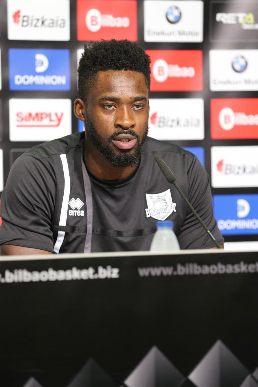 La presentación de Micheal Eric como jugador del Bilbao Basket, en imágenes