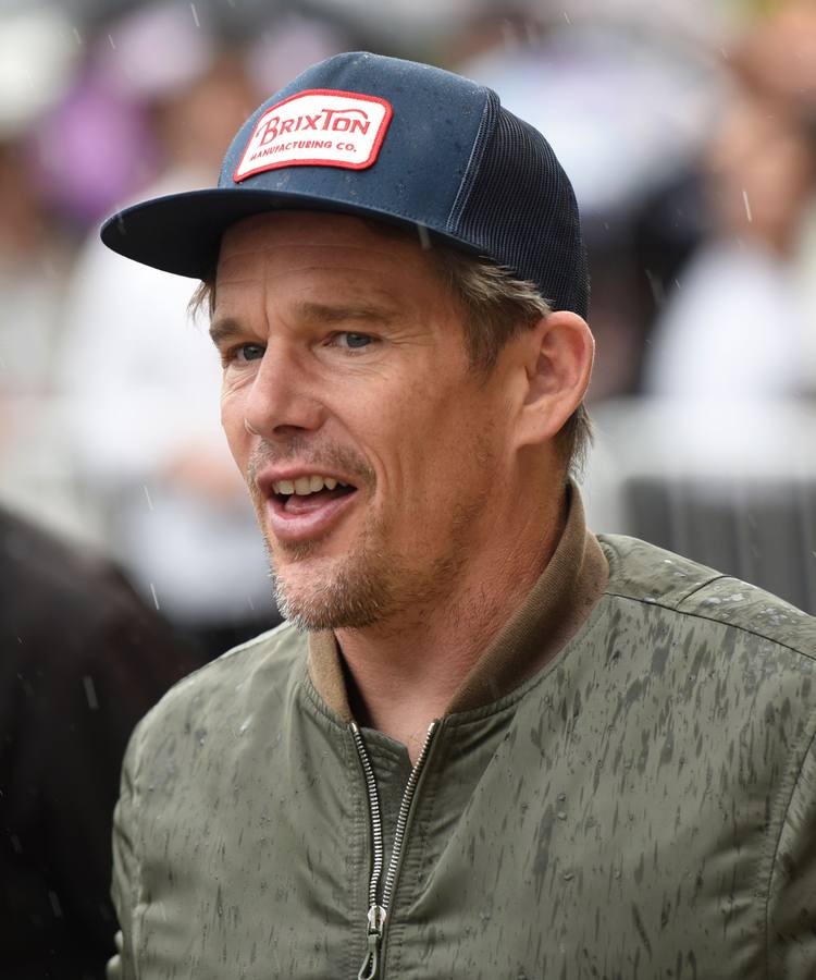 Ethan Hawke llega al Festival de San Sebastián bajo una intensa lluvia