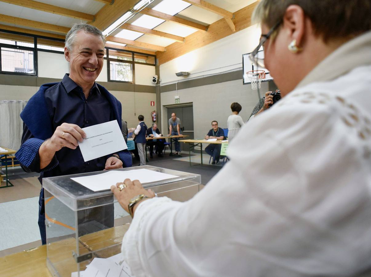 Los candidatos a lehendakari acuden a votar en las elecciones vascas 2016