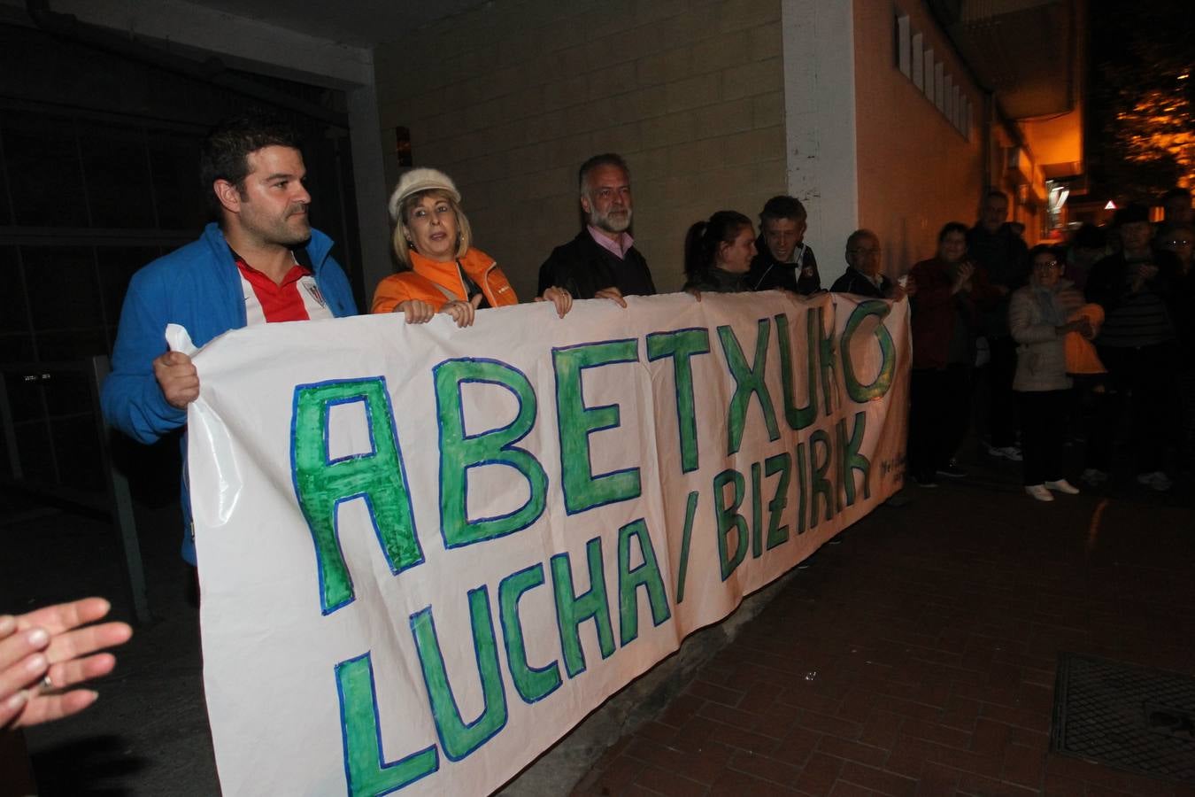 Vecinos del barrio bilbaíno de Ollerías acuden a la protesta diaria de Abetxuko contra 'los pichis'
