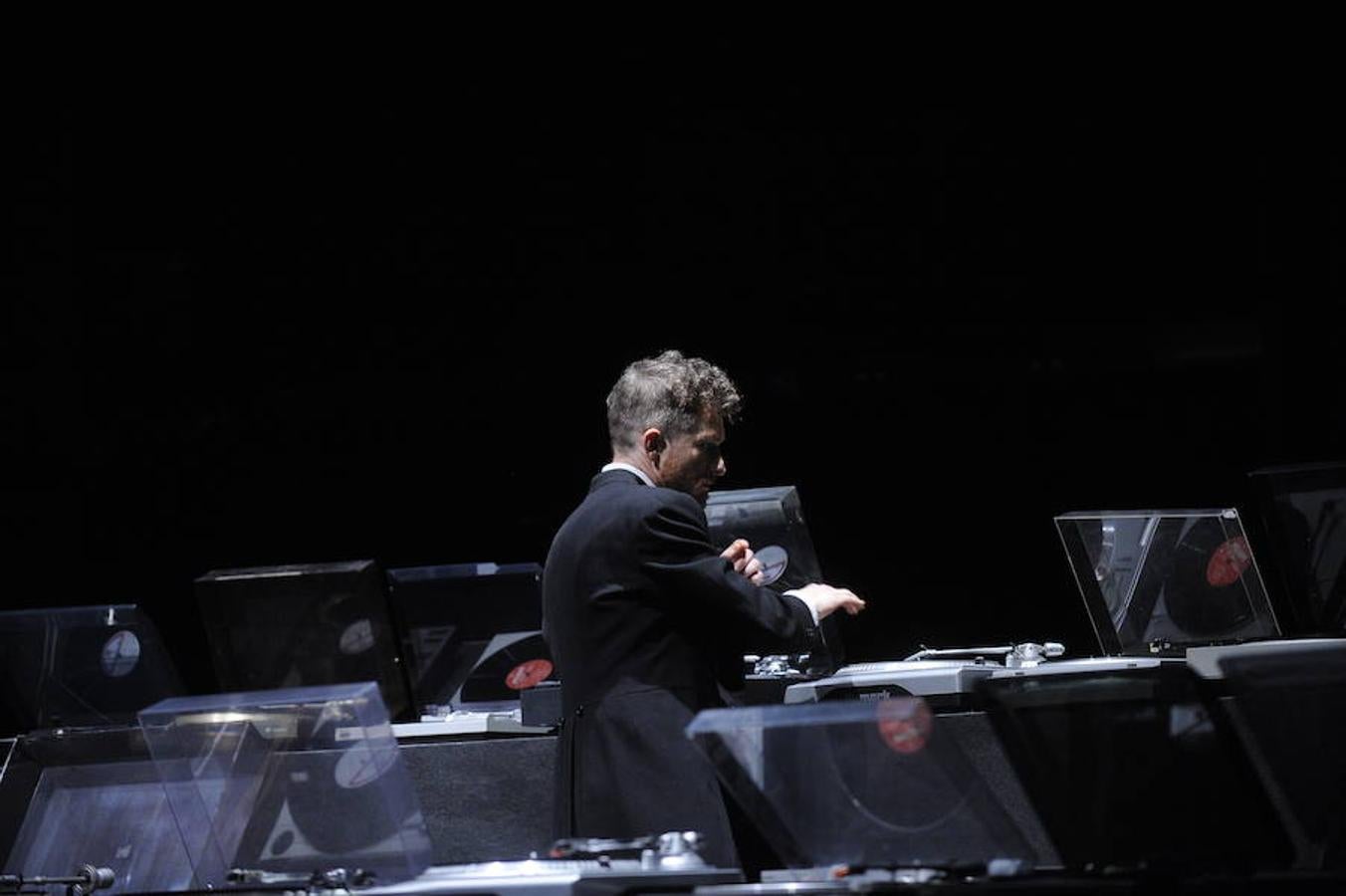 Un concierto de 48 tocadiscos en La Alhóndiga