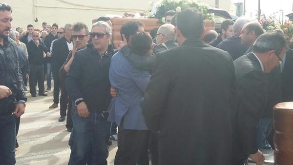 Torre Pacheco llora a los cinco jóvenes y arropa a sus familias en el funeral