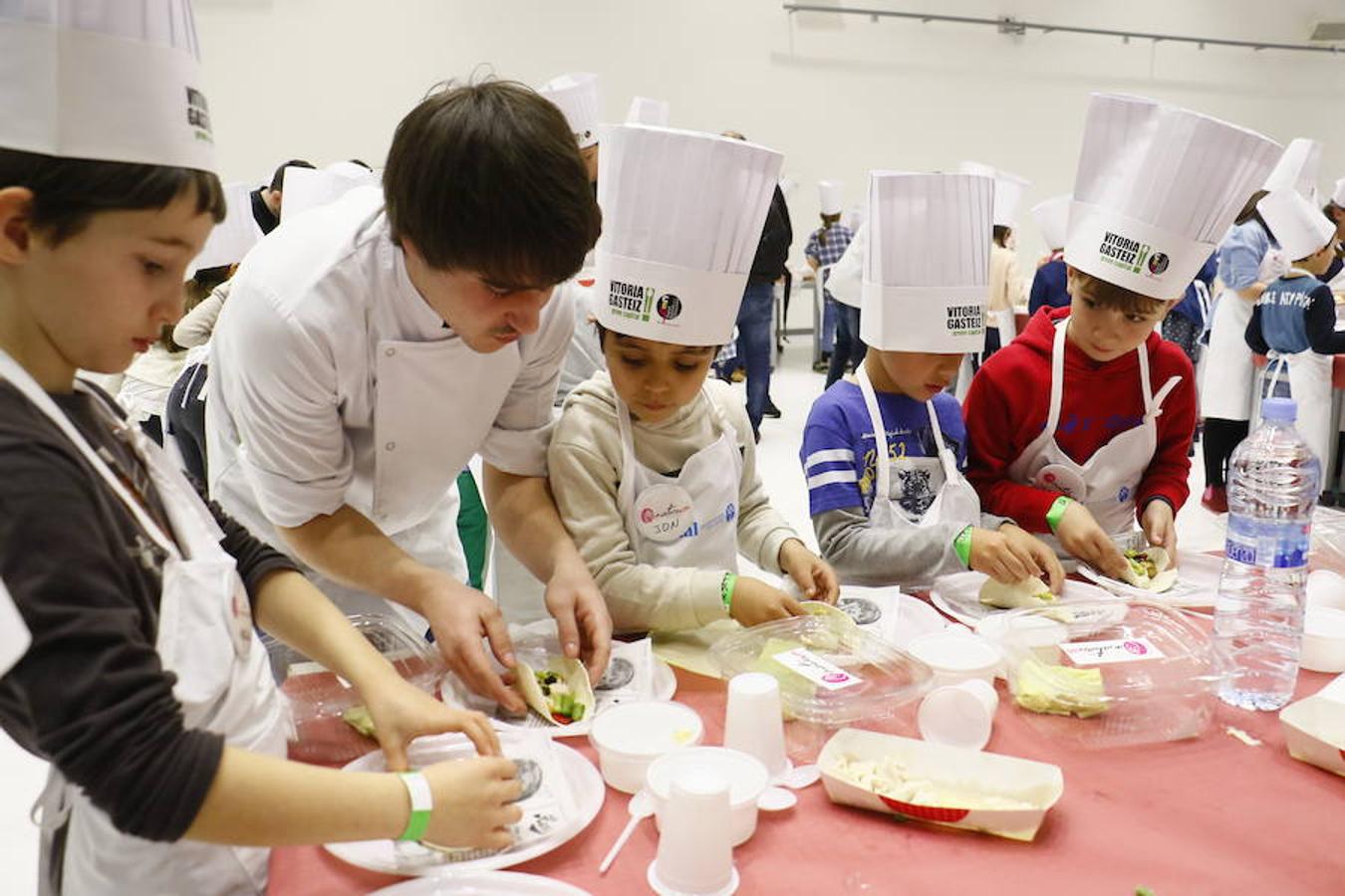 Los niños de Vitoria, con las manos en la masa