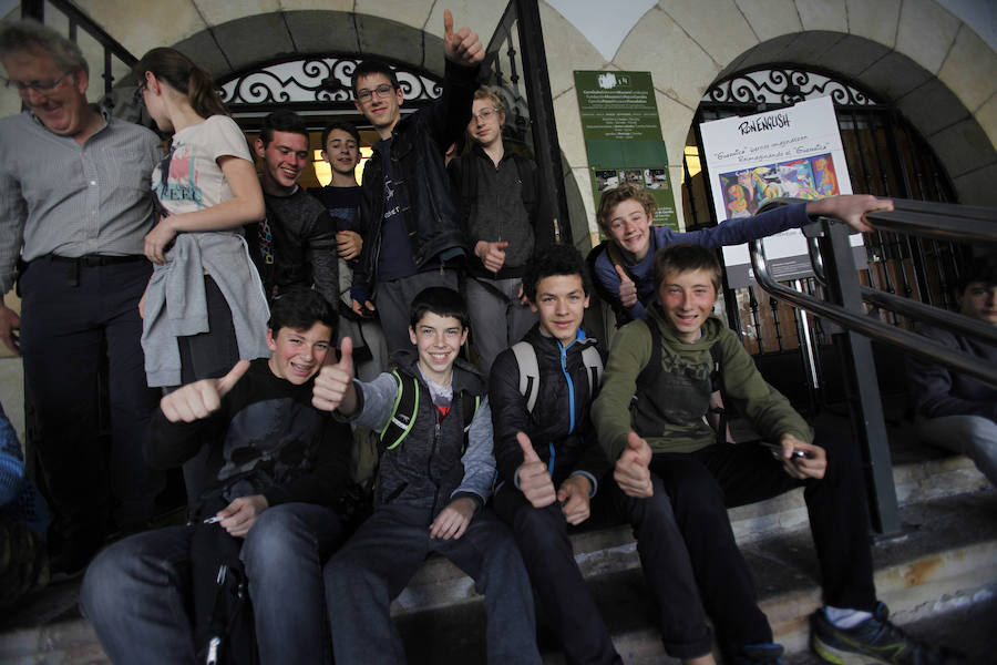 Numerosos turistas en el Museo de la Paz de Gernika