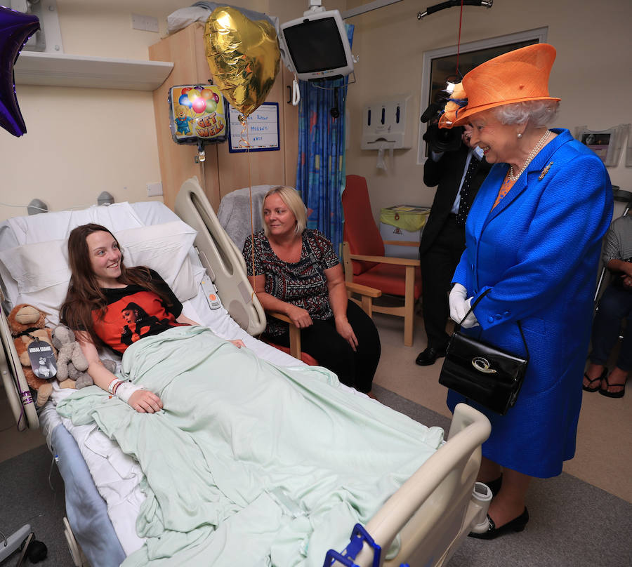 La reina Isabel II visita a los heridos en el atentado de Manchester