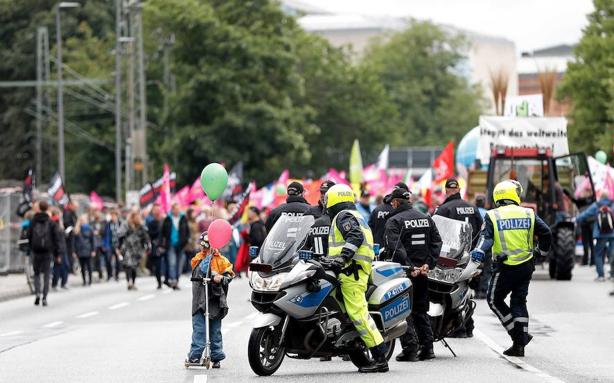 Miles de personas se manifiestan en Hamburgo contra la cumbre del G-20