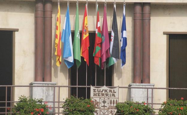 El juez urge al alcalde de Llodio a acatar una sentencia sobre la bandera española