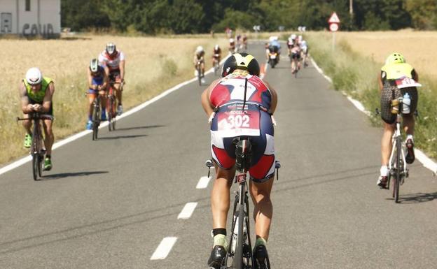 El Triathlon se adueña de carreteras y calles de Vitoria