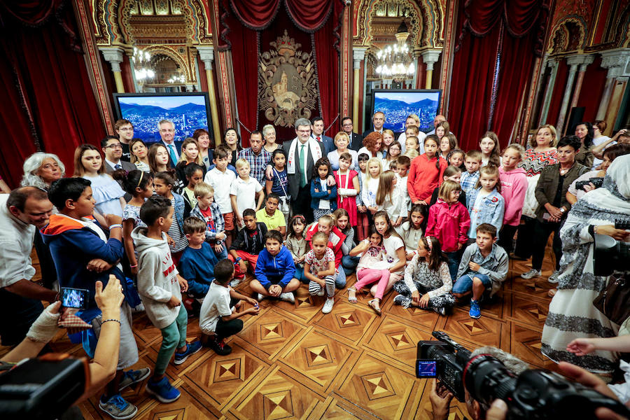 Aburto recibe a niños saharauis y de Chernobil