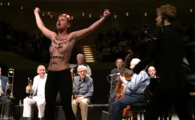 Dos activistas de Femen boicotean un concierto de Woody Allen en Hamburgo