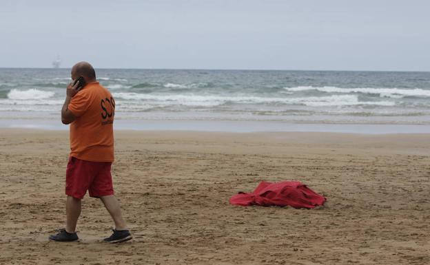 Fallece un turista francés que nadaba en la playa de Laga