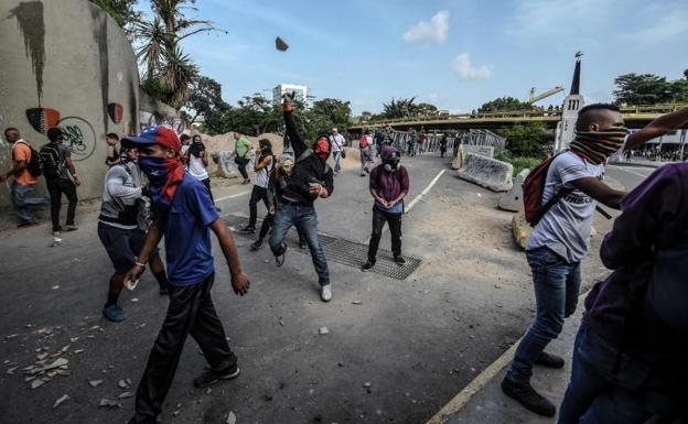 Muere un adolescente arrollado por un camión durante una protesta en Venezuela