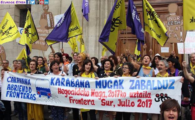 200 vascos participan en la caravana que cruza España en solidaridad con los refugiados