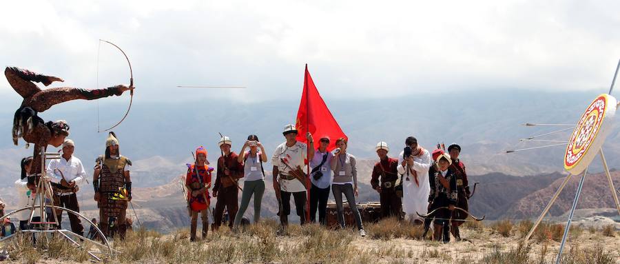 Arqueros a caballo y caza con águilas, señas de identidad del festival étnico de Kirguistán