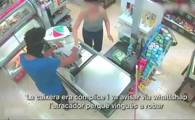 La cajera de un supermercado ayuda a un familiar a atracar el local