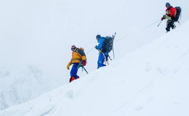 Iñurrategi, Vallejo y Zabalza rescatan a un alpinista italiano en el G II