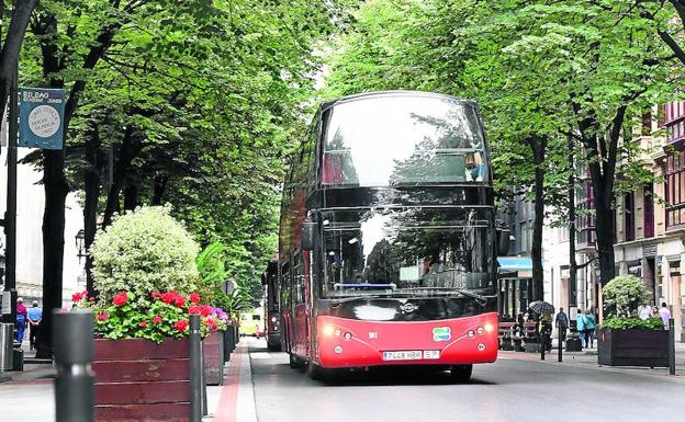 Los dos bilbobuses 'londinenses' fracasan al sufrir 200 averías por valor de 90.000 euros desde 2015