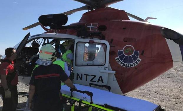 Un helicóptero de la Ertzaintza rescata a un surfista herido en la cala de Basordas en Lemoiz