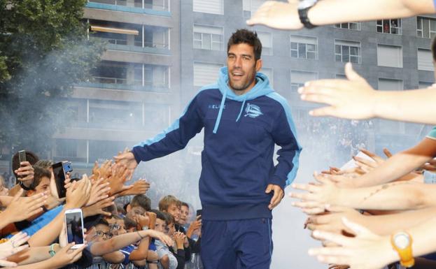 El Alavés enloquece a la afición en su presentación