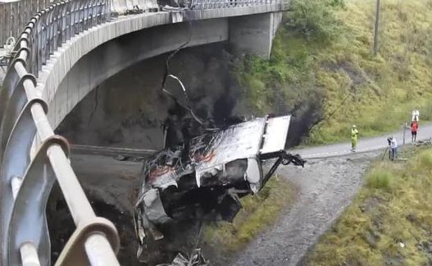 Así se retiró el tráiler en Ontón tras el accidente en la A-8