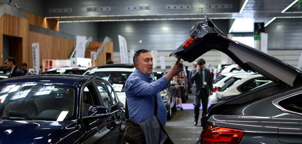 La venta de coches en Euskadi amplía su caída y se aleja del resto de España