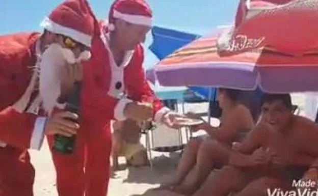 Dos leperos con mucha guasa hacen viral a Papá Noel en pleno verano