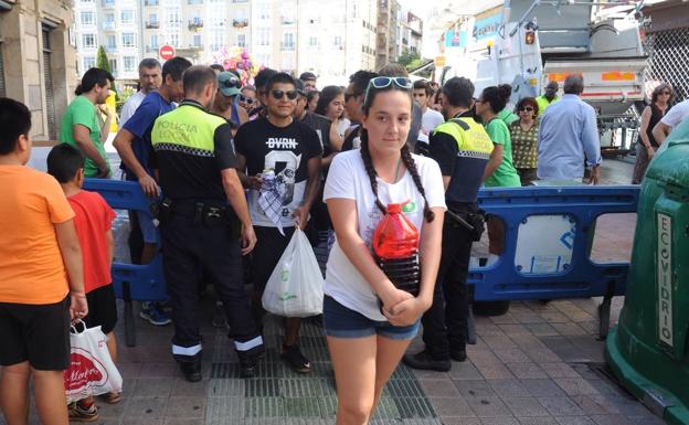 Los voluntarios recogen 300 kilos de vidrio en los accesos a la plaza de la Virgen Blanca