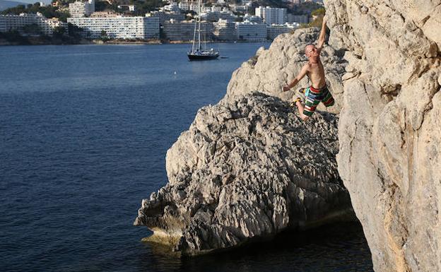 Los hermanos Pou escalan sin cuerdas los acantilados de Mallorca