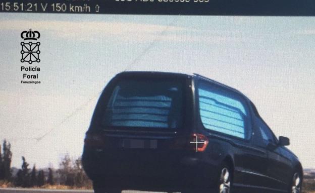 Detenido por conducir un vehículo fúnebre a 150 km/h en Navarra