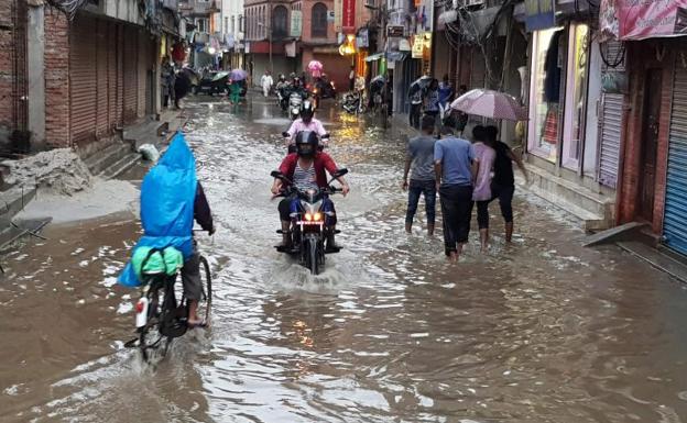 Sesenta y nueve turistas españoles atrapados por las inundaciones en Nepal