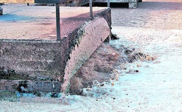 El alcalde de Salvatierra culpa a URA de los vertidos al Zadorra