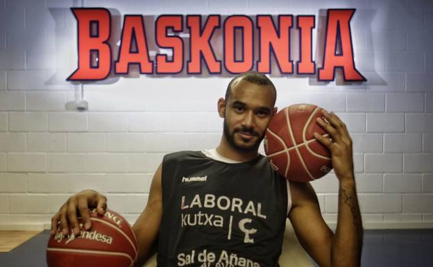 Adam Hanga se desvincula del Baskonia y ficha por el Barça