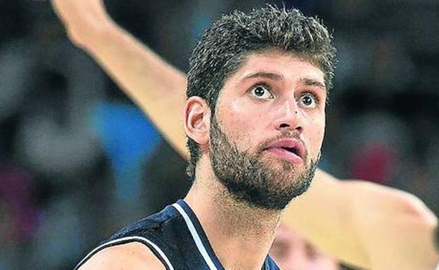 El Baskonia cierra el traspaso de Hanga al Barça y apunta a Patricio Garino