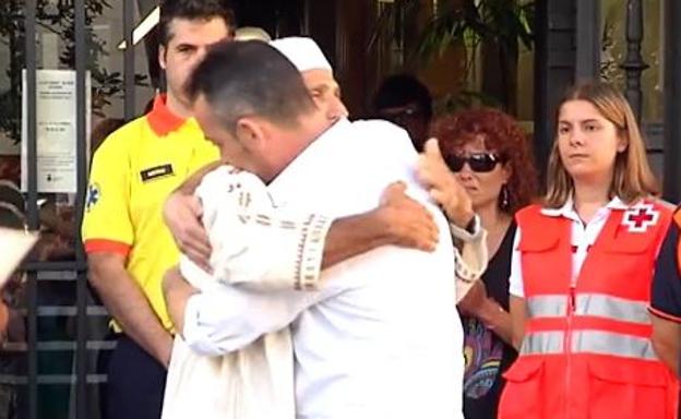 El padre del niño de 3 años fallecido en la Rambla y el imán de Rubí se funden en un abrazo: «Necesitaba abrazar a un musulmán»