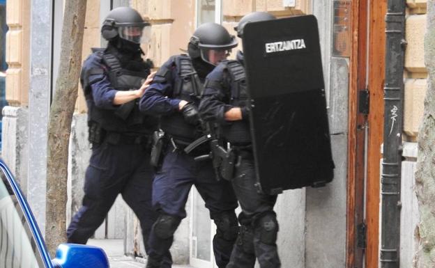 La Ertzaintza busca al hombre que sacó un arma en un bar de Bilbao