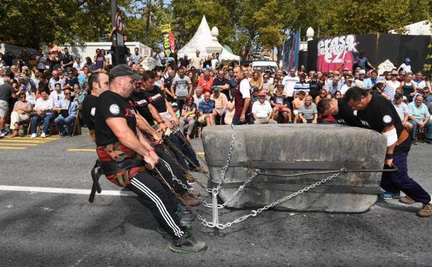 Siete forzudos arrastran una piedra de 4.500 kilos en Aste Nagusia