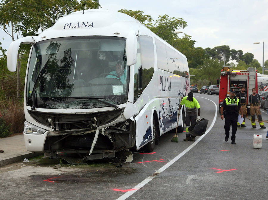 Un accidente frontal entre un coche y un autobús deja cinco muertos en Salou