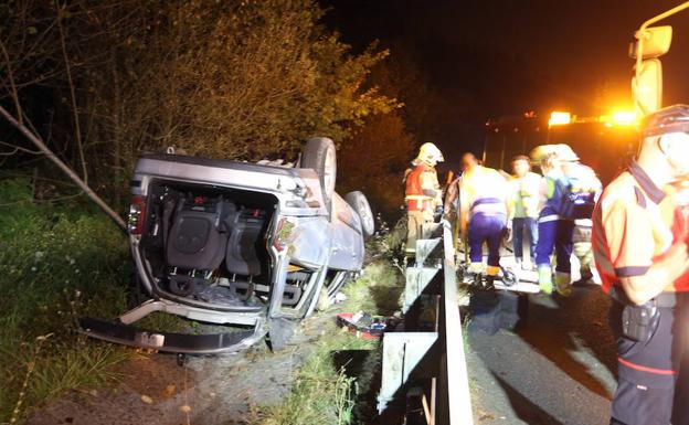 Herido al volcar su vehículo tras una colisión en Güeñes