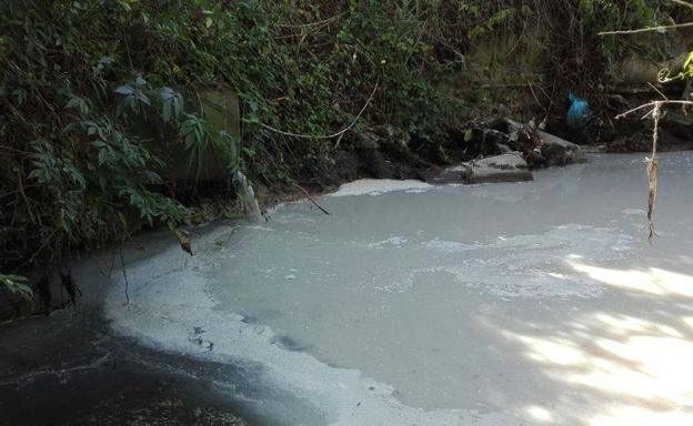 El Zadorra se tiñe de blanco en Salvatierra por las labores de limpieza de un camión cisterna