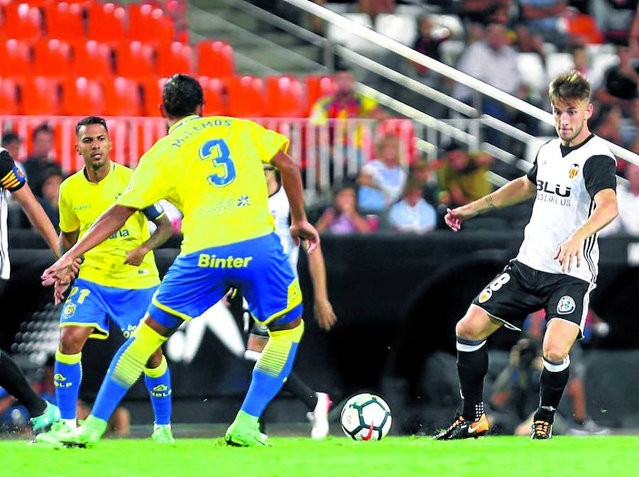 El Alavés negocia la incorporación de Medrán, centrocampista del Valencia