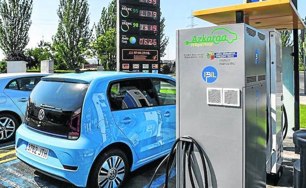 El alto coste de los vehículos eléctricos frena sus ventas en Bizkaia