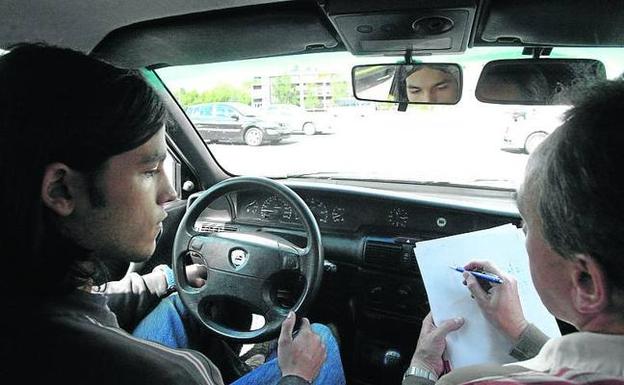 El 40% de los examinadores de tráfico retoma la huelga en Álava