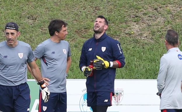 Susto en Lezama: dos balonazos en la cabeza dejan grogui a Herrerín